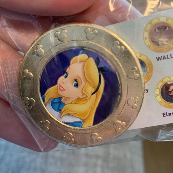 Disney Wonder Ball 100 Alice Coin - Picture 4 of 4